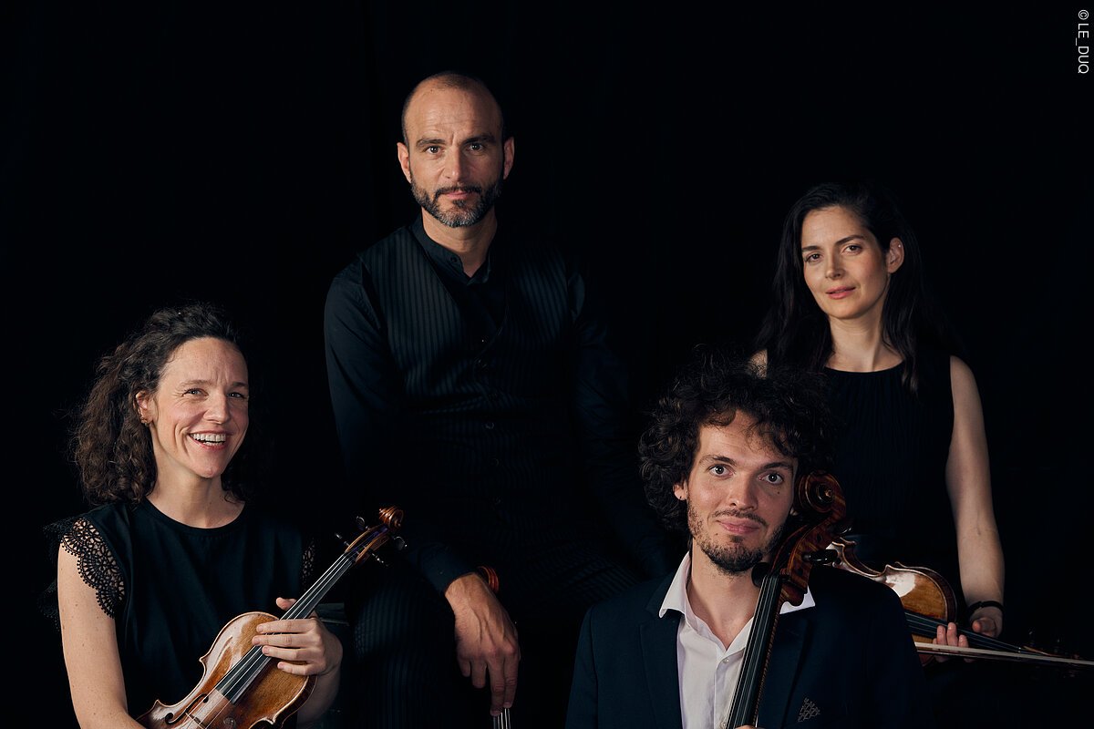 Die vier Mitglieder des Quatuor Voce mit ihren Instrumenten.