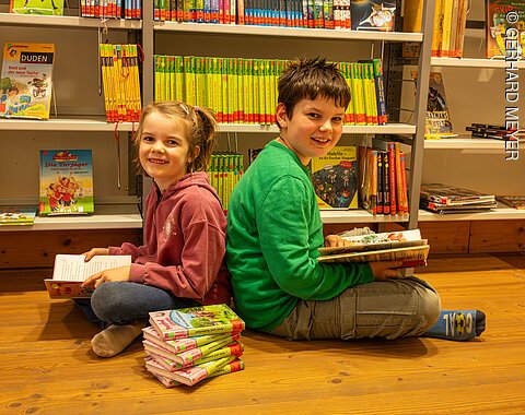 Kinder die in der Stadtbücherei Lesen