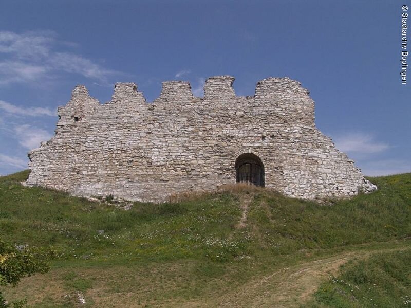 Das Bild zeigt einen Teil der historischen Gemäuer der ehemaligen Burg Flochberg