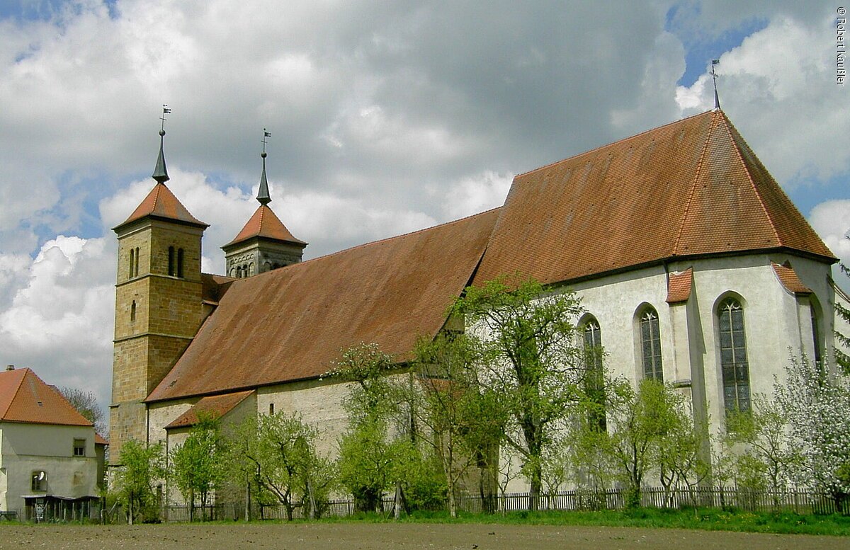 Blick auf die Klosterkirche in Auhausen mit ihren zwei Türmen