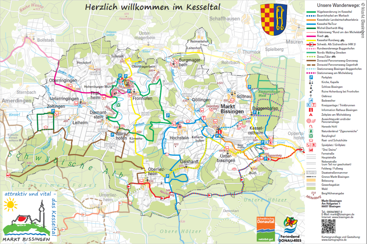 Blick auf die Wandertafel von Bissingen auf der in verschiedenen Farben die Wanderwege und die Sehenswürdigkeiten eingezeichnet sind.