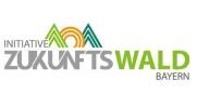 Initiative Zukunftswald Bayern initiiert von der Bayerischen Forstverwaltung Logo der Initiative Zukunftswald Bayern mit stilisierten Baumformen in Grün, Gelb und Braun.