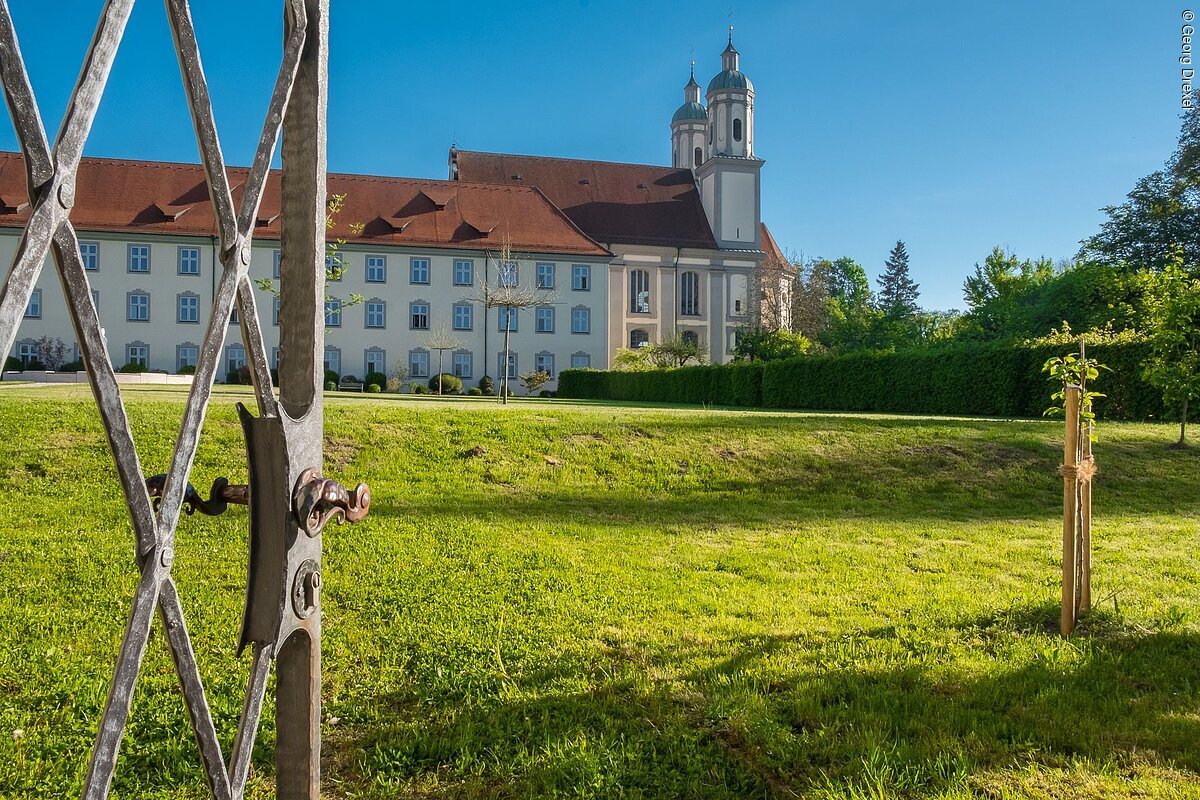 Kloster Holzen Allmannshofen Blick auf das Kloster Holzen.