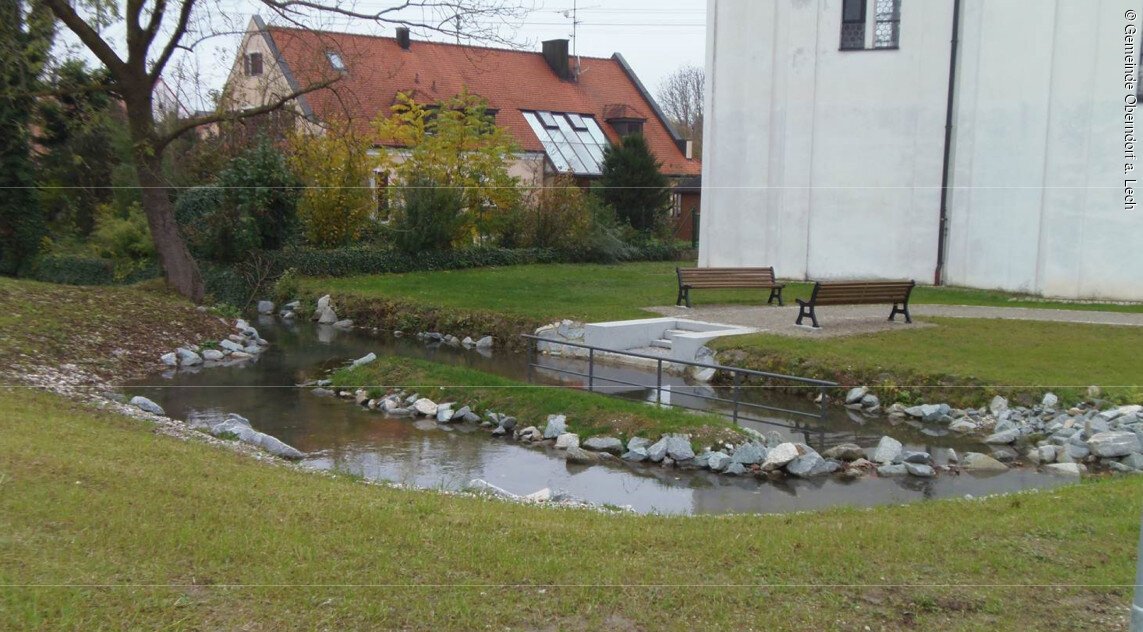Blick auf die Kneippanlage mit den Sitzgelegenheiten in Oberndorf