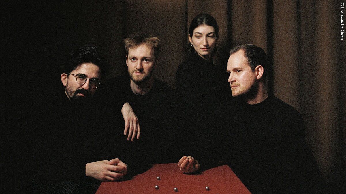 Quatuor Agate Neu Sie sehen das Quatuor Agate in der aktuellen Besetzung an einem Tisch sitzen