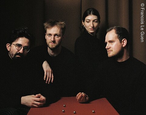 Quatuor Agate Neu Sie sehen das Quatuor Agate in der aktuellen Besetzung an einem Tisch sitzen