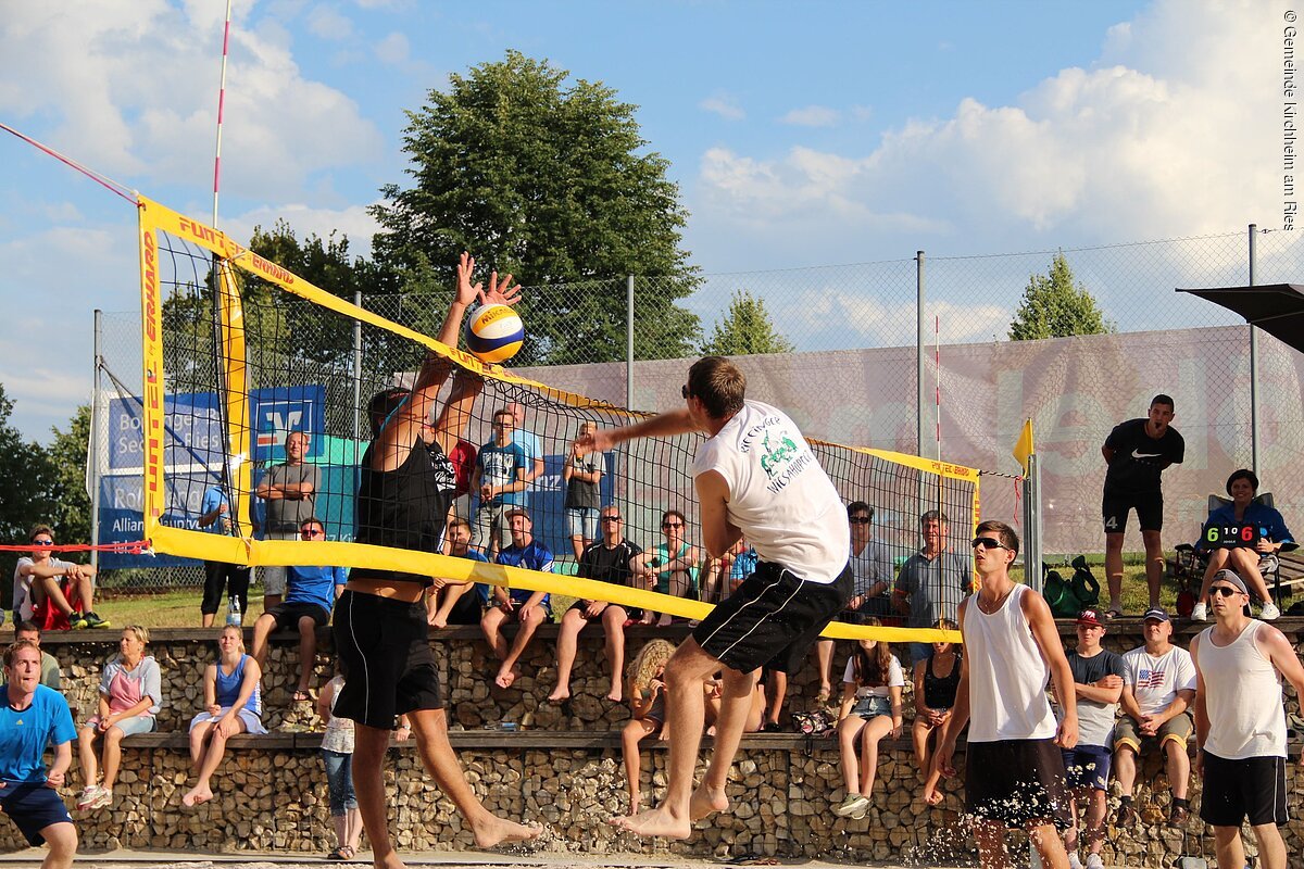 Beachvolleyballspieler wärend des Turniers auf dem Beachvolleyballplatz in Kirchheim am Ries.