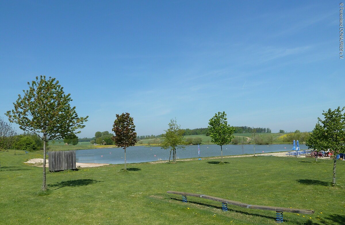 Blick auf den Badeweiher und die Liegewiese