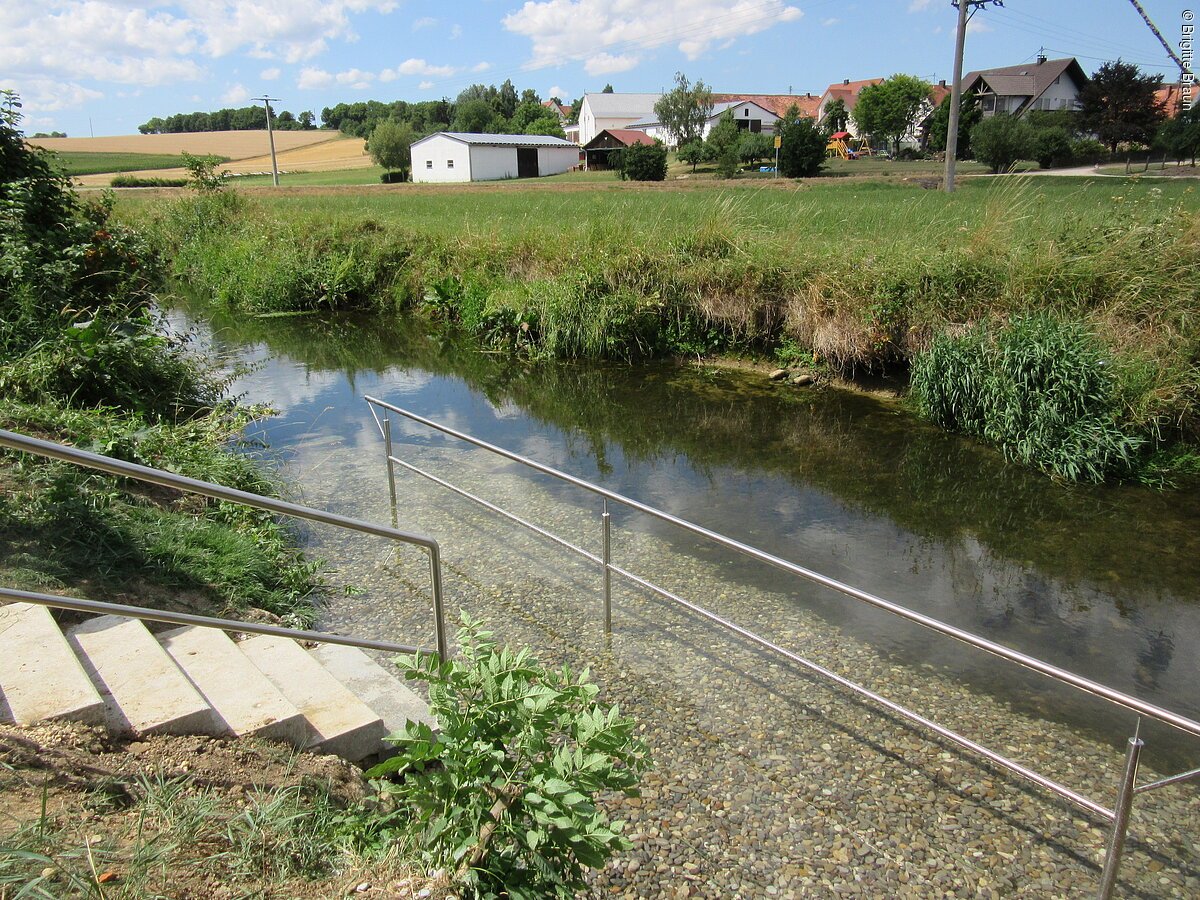 Bklick auf die im Grünen liegende Kneippanlage in Kesselostheim