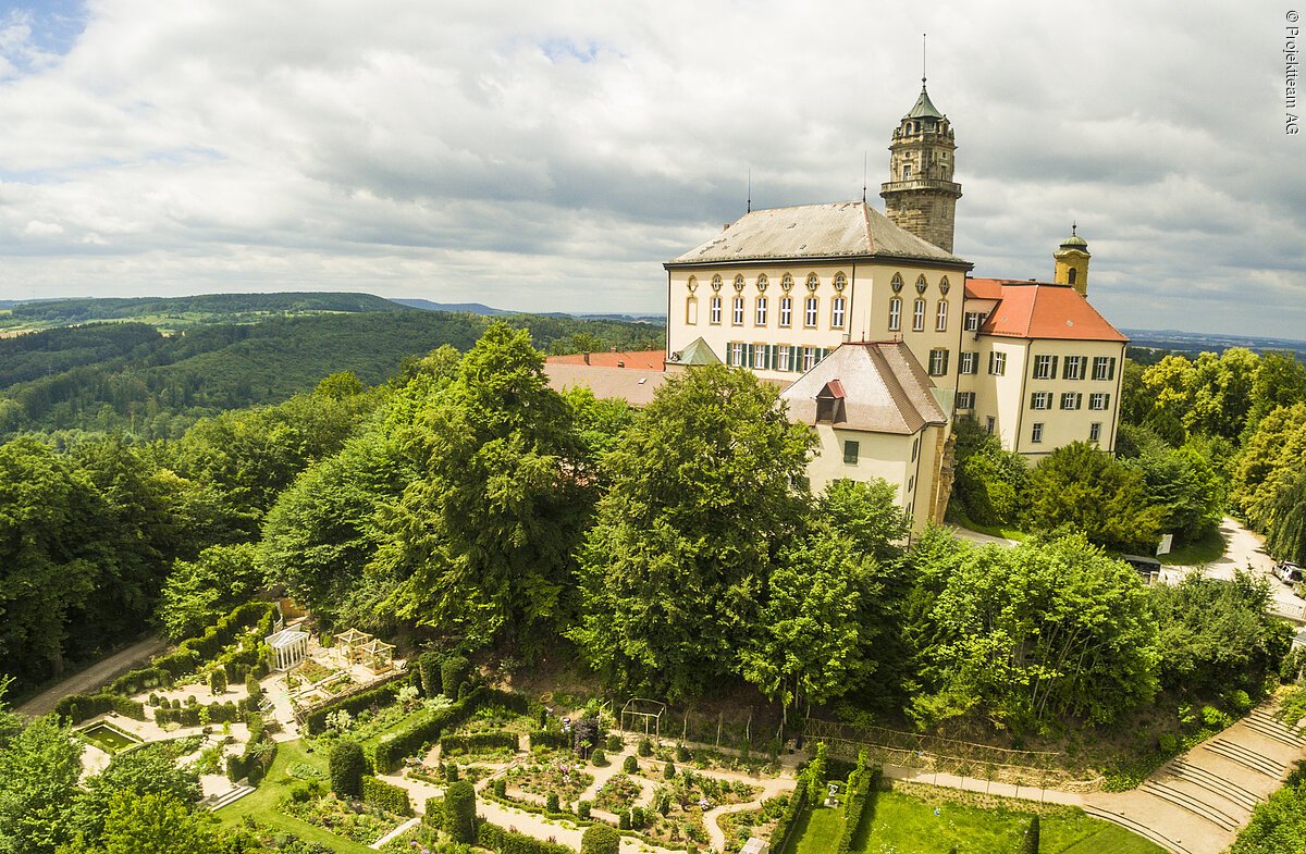 Wallerstein Gardens mit Schlossanlage Baldern im Hintergrund