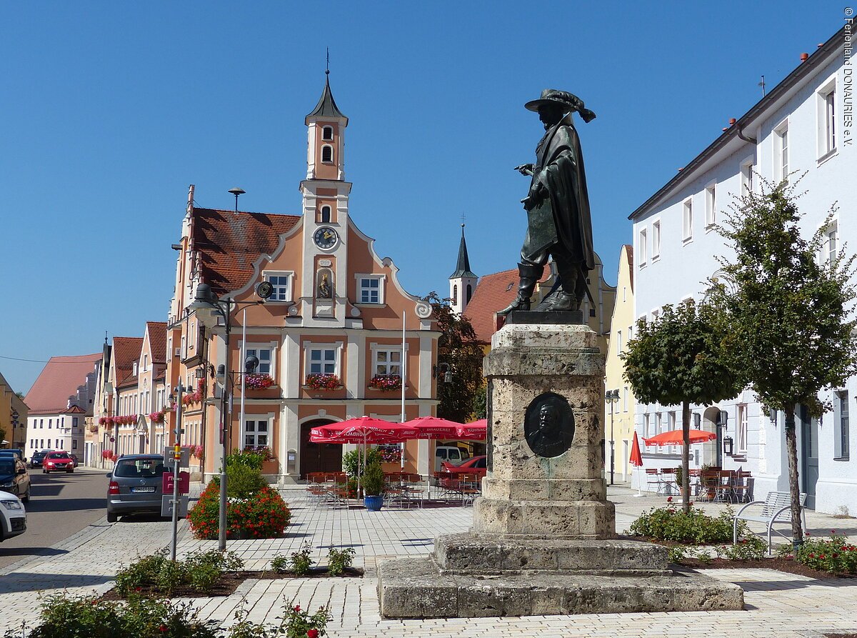 Das Tillydenkmal in Rain. Im Hintergrund das Rathaus von Rain.