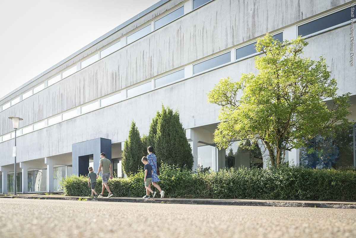 Eine Familie ist auf dem Weg zu einer Führung im KunstMuseum.