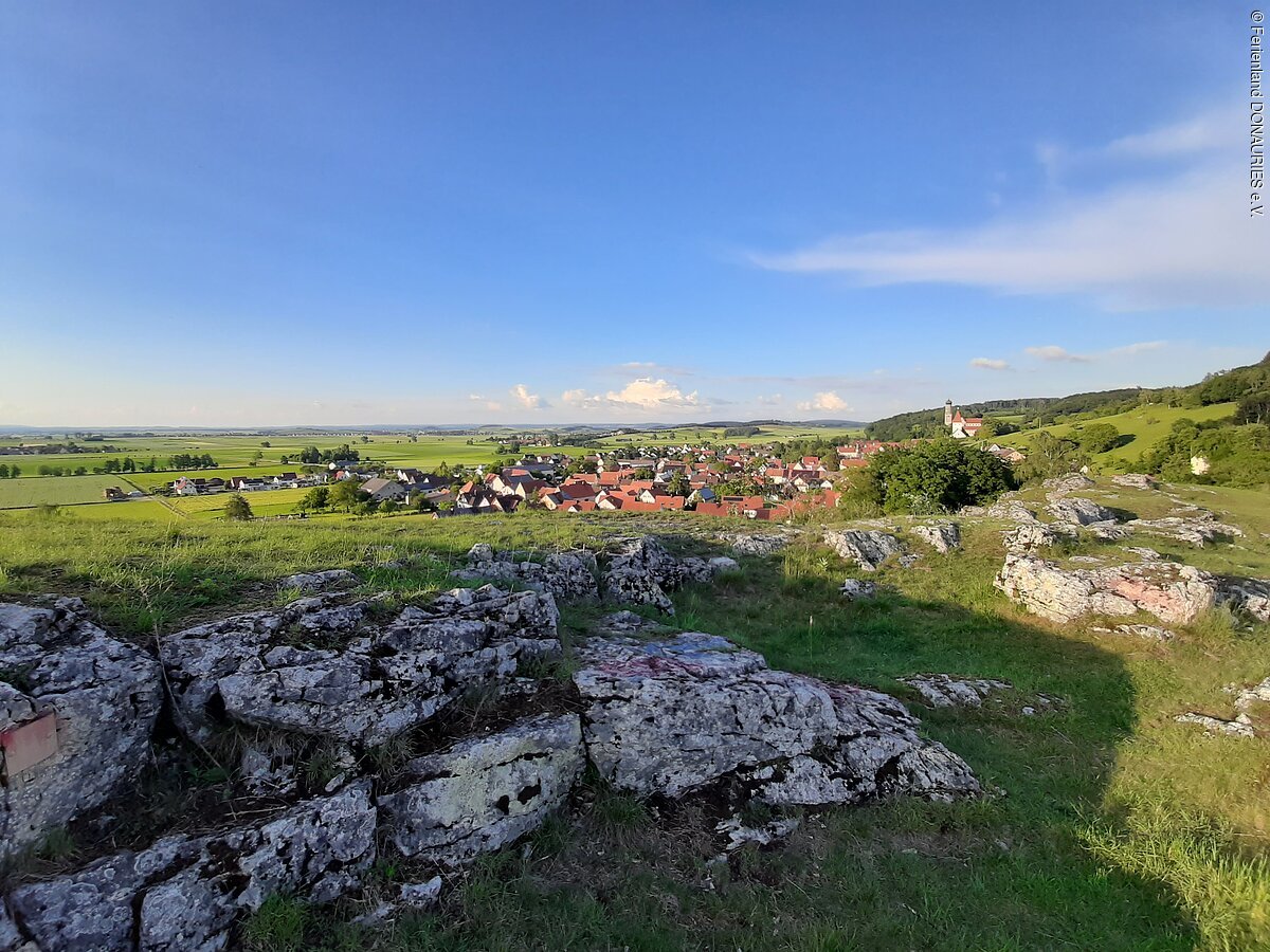 Blick vom Kühsteinfelsen auf Mönchsdeggingen und das Ries