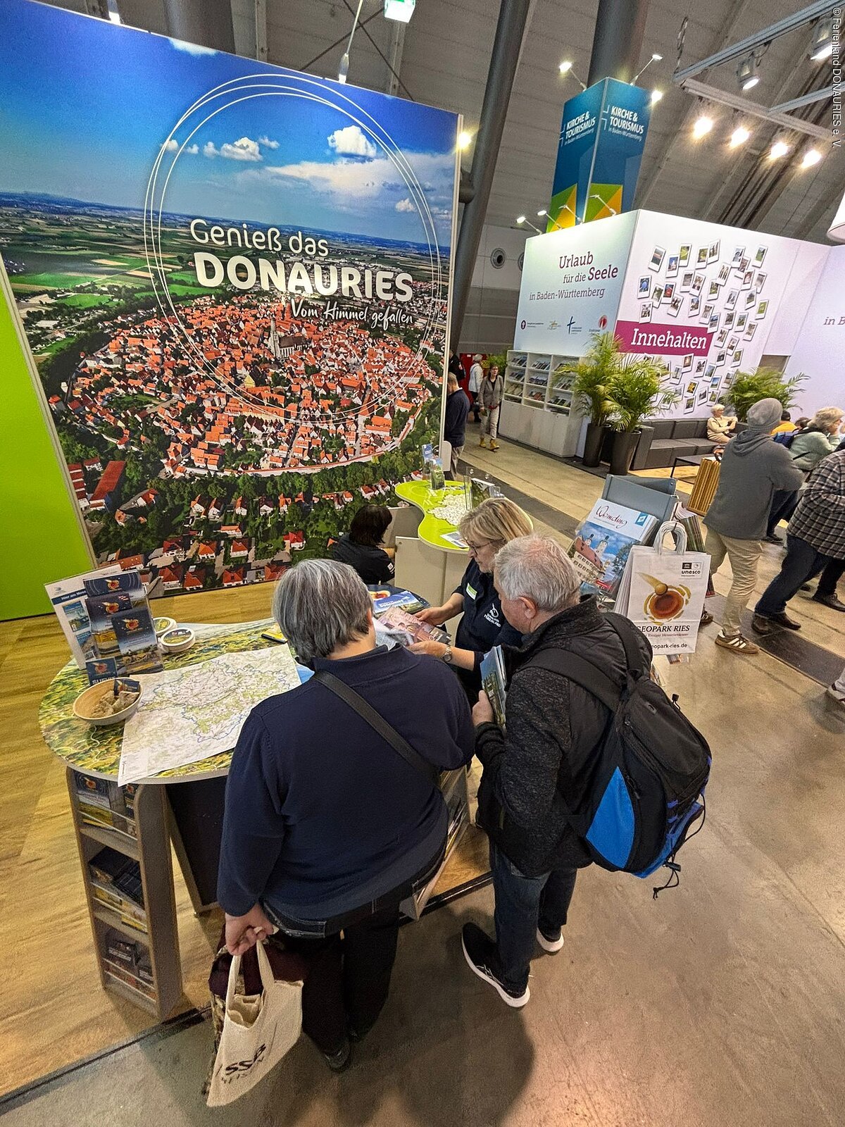 Messestand CMT 2026 Besucher informieren sich am Messestand des Ferienland DONAURIES.