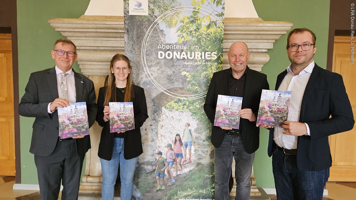 Landrat Stefan Rößle, Projektleiterin Lorena Eberhart, Geschäftsführer Magenta4 Klaus Dorsch und Geschäftsführer des Ferienland DONAURIES e. V. Klemens Heininger präsentieren das DONAURIES Magazin 2026
