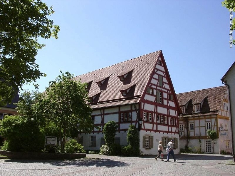 Museum im Seelhaus Zwei Spaziergänger vor dem Bopfinger Heimatmuseum im Seelhaus