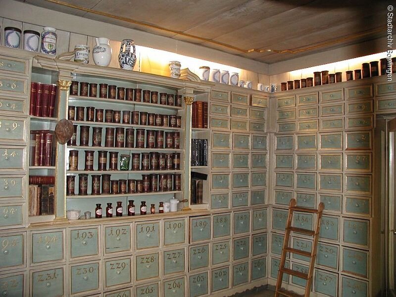 Das Bild zeigt die die Innenausstattung der historischen Kräuterkammer in der Reichsstadt-Apotheke in Bopfingen