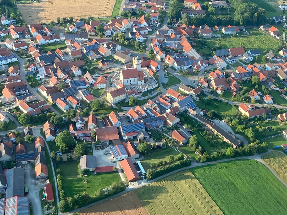 Luftaufnahme der Gemeinde Fünfstetten