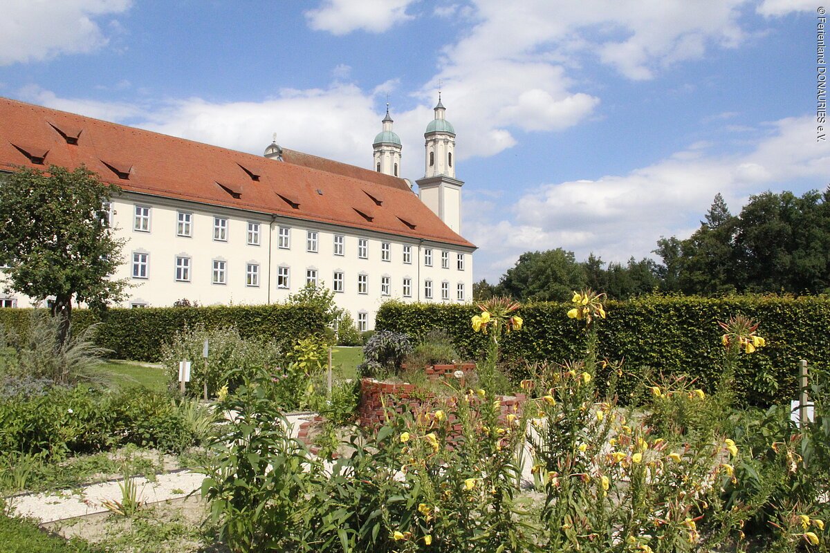 Blick auf Kloster Holzen mit dem davor liegenden Klostergarten.