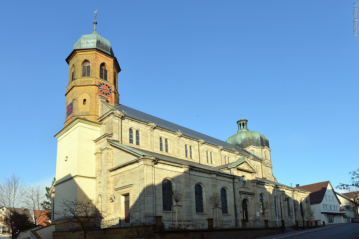 Außenansicht Stadtpfarrkirche St. Petrus und Paulus, Lauchheim Blick auf die im Sonnenlicht liegende Stadtpfarrkirche St. Petrus und Paulus