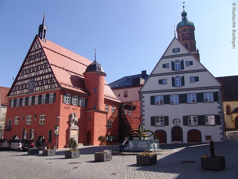 Der Bopfinger Marktplatz mit dem historischen Rathausensemble im Hintergrund