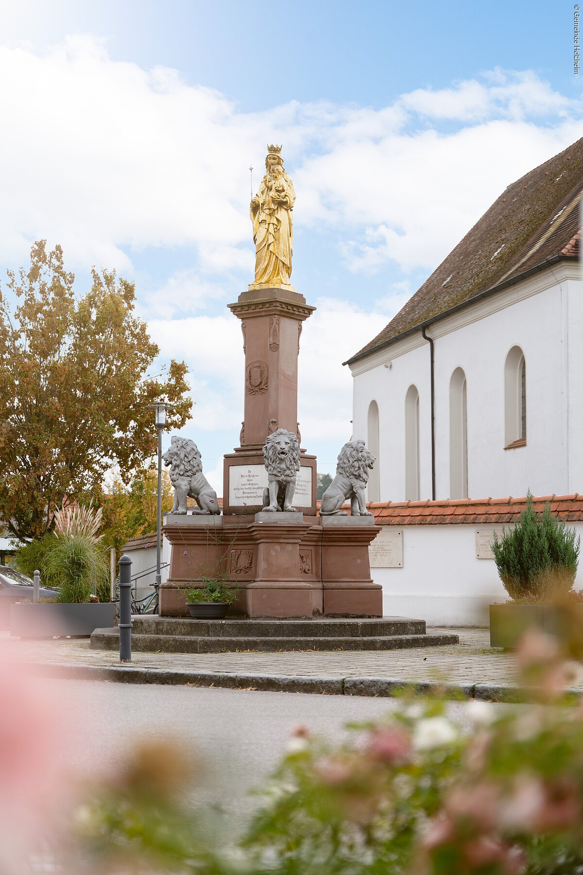 Säule mit goldener Marienfigurine