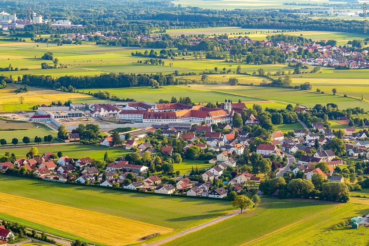 Die Häuser Niederschönenfelds von Oben umgeben von Feldern