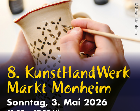Hände bemalen eine Keramiktasse mit Text  KunstHandWerkMarkt Monheim am 3. Mai 2026 von 11 bis 17 Uhr und Infos zum Rahmenprogramm