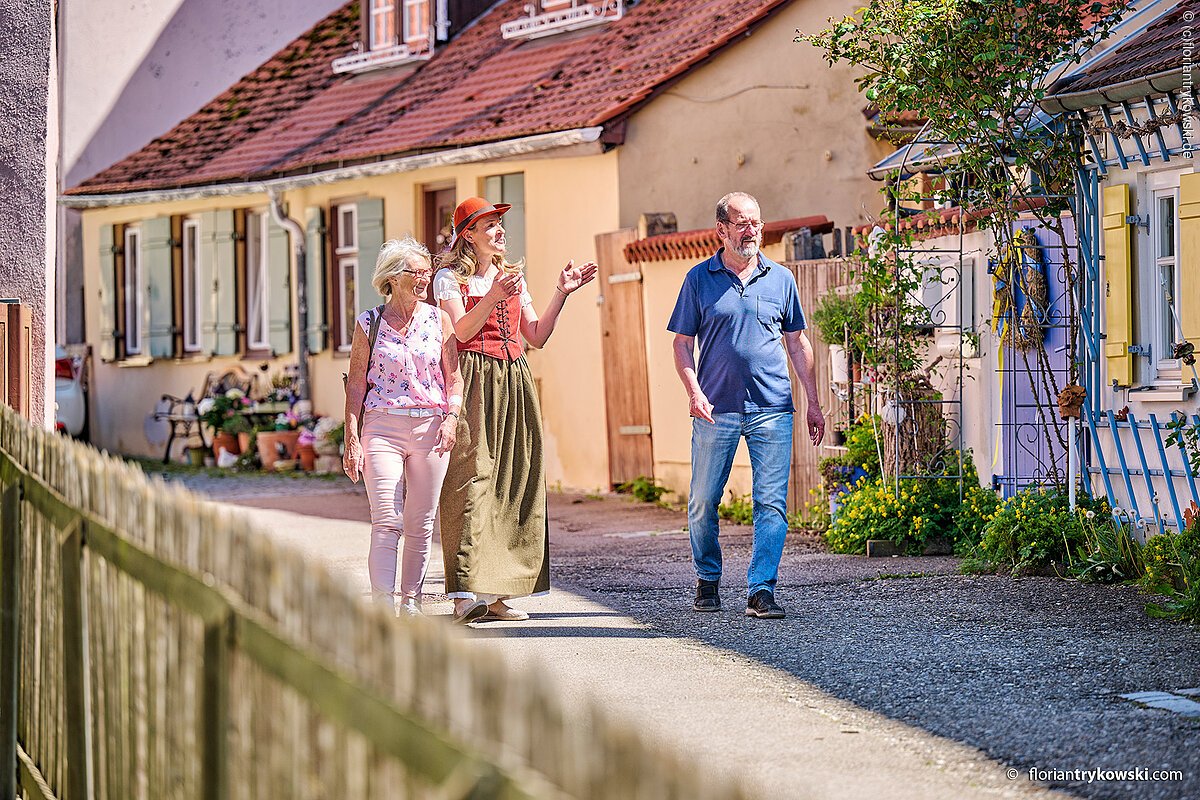 Eine Stadtführerin begleitet Gäste durch Nördlingen.