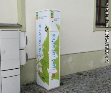 Auf dem Bild ist die Ladesäule für Fahrräder am Marktplatz in Höchstädt zu sehen.