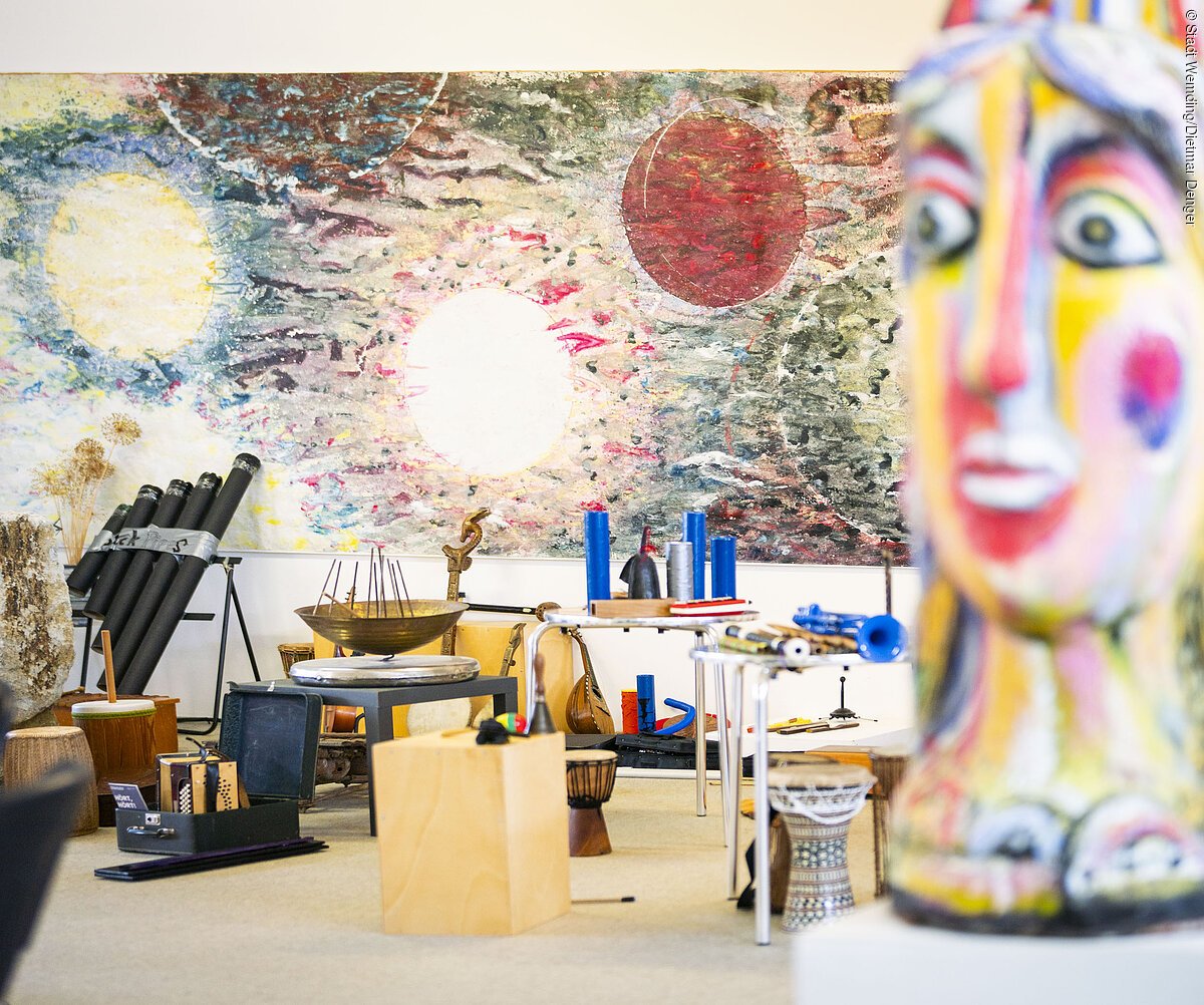 Musikalischer Raum mit künstlerischen Werken im Hintergrund im KunstMuseum Donau-Ries.