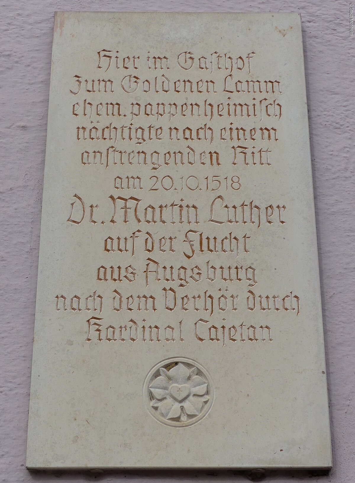 Gedenktafel mit Inschrift über Dr. Martin Luthers Aufenthalt in Monheim, im Gasthof "Zum Goldenen Lamm" am 20.10.1518. Angebracht am gleichnamigen Gasthof in Monheim.