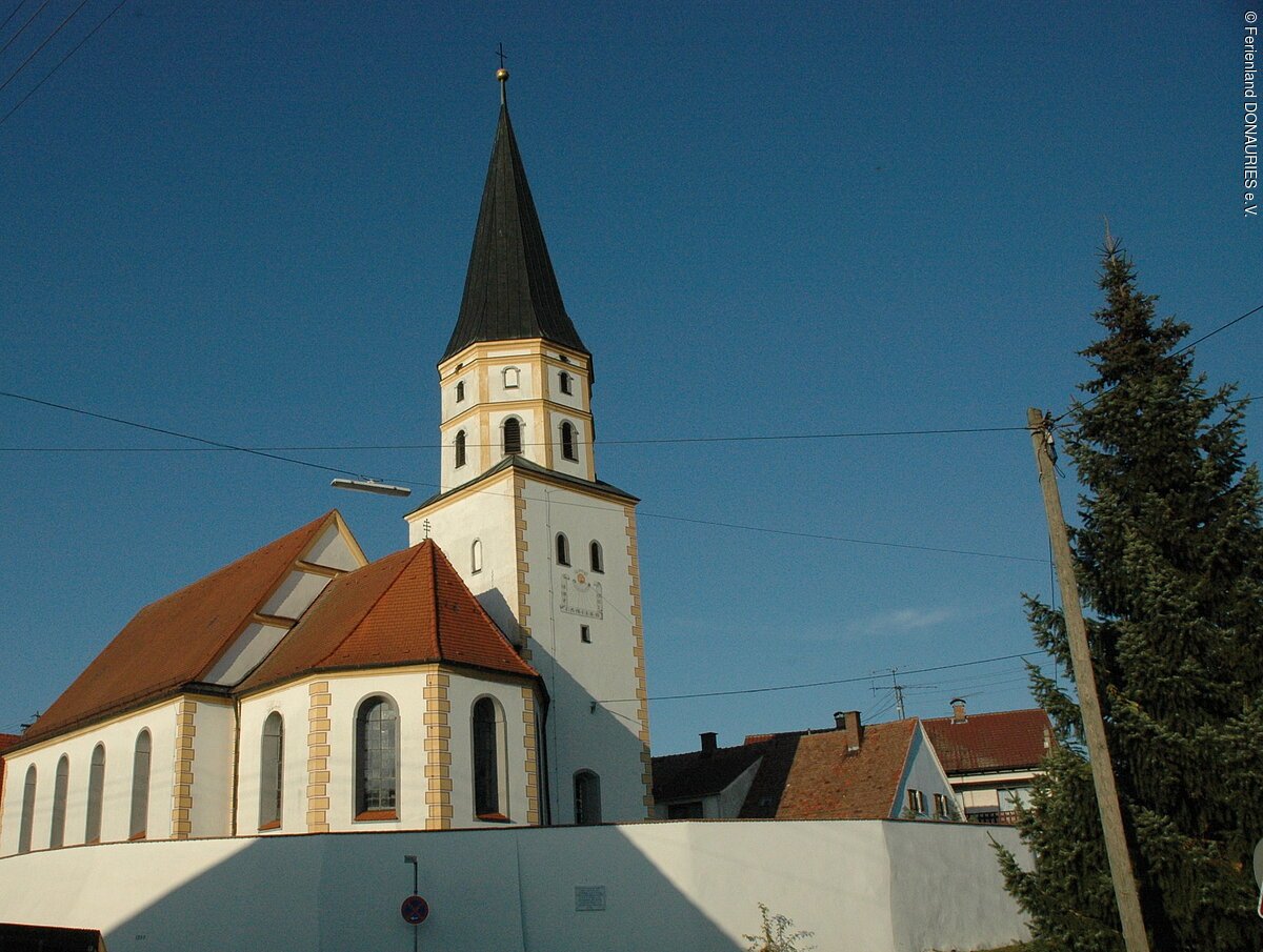 Außenansicht der Pfarrkirche St. Vitus