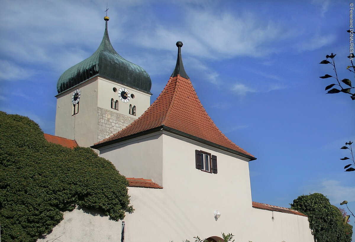 Außenansicht der mittelalterlichen Kirchenfestung der Pfarrkirche Mariä Himmelfahrt