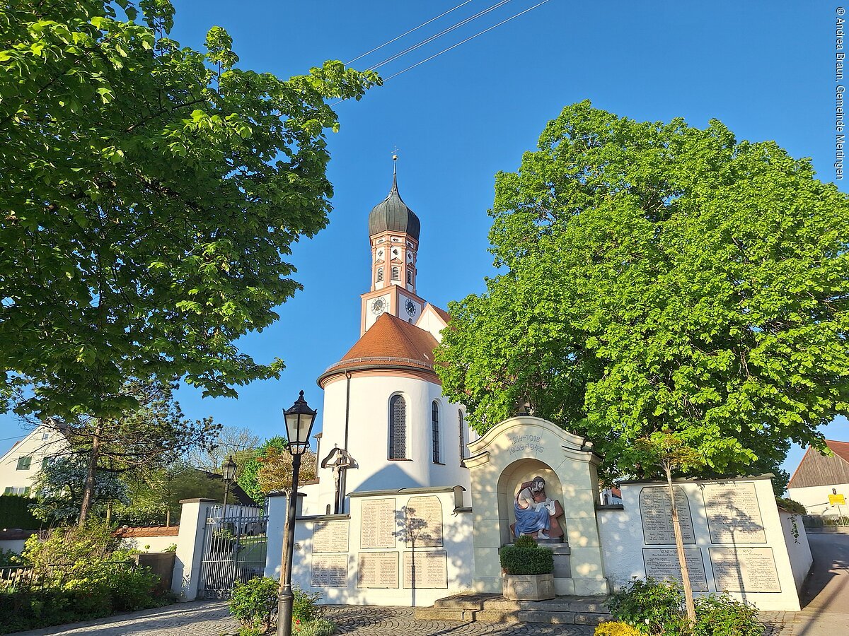 Pfarrkirche Mertingen Kirche und Kriegerdenkmal