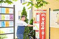 E-Bike-Ladestation Tourist-Information Ein Tourist verwendet die E-Bike-Ladestation vor der Tourist-Information.