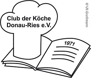 Logo des Club der Köche Donau-Ries: Ein grafisches Emblem mit Bezug zur Gastronomie,  mit KochsymbolKochmütze und Rezeptbuch. Der Schriftzug „Club der Köche Donau-Ries“ ist klar lesbar und steht im Mittelpunkt des Designs, sowie das Gründungsjahr 1971. Das Logo wirkt traditionell und fachlich geprägt.