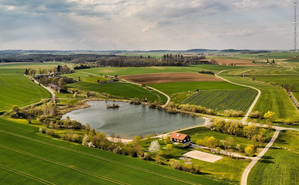 Badeweiher Unterschneidheim Ein idyllischer Weiher inmitten der Natur