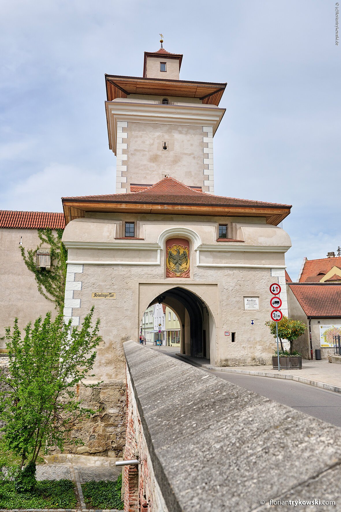 Reimlinger Tor in Nördlingen Historisches Stadttor mit Durchfahrt, Wappen und Verkehrsschildern.