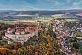 Stadt Harburg von oben im Herbst. Links im Bild  Schloss Harburg. Rechts davon die Stadt Harburg und die Wörnitz.
